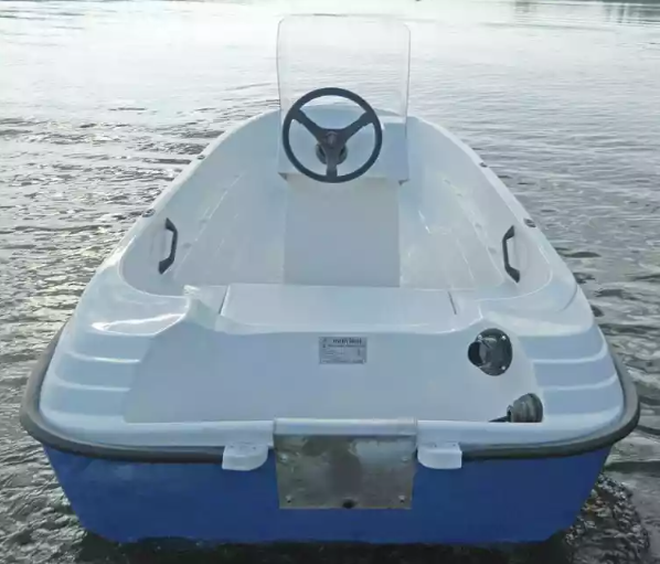 Стеклопластиковая лодка Пингвин с консолью (тримаран) в Евпатории