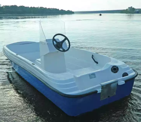 Стеклопластиковая лодка Пингвин с консолью (тримаран) в Евпатории