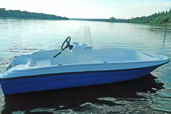 Стеклопластиковая лодка Пингвин с консолью (тримаран) в Евпатории