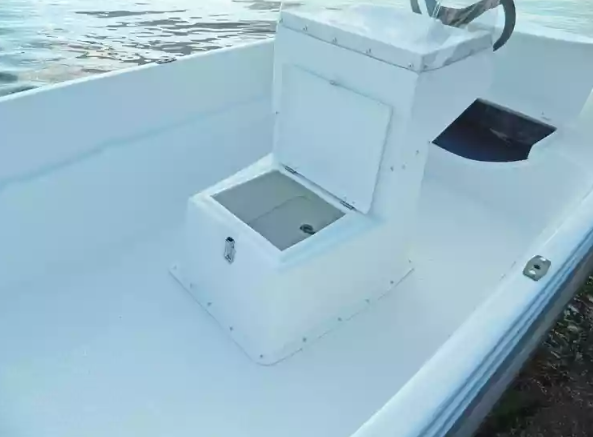 Стеклопластиковая лодка Пингвин с консолью (тримаран) в Евпатории