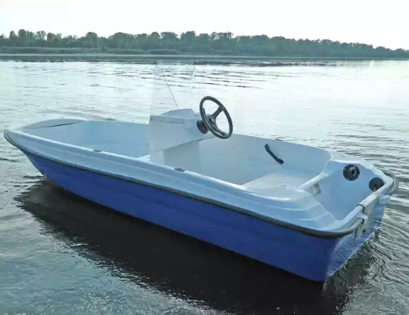 Стеклопластиковая лодка Пингвин с консолью (тримаран) в Евпатории