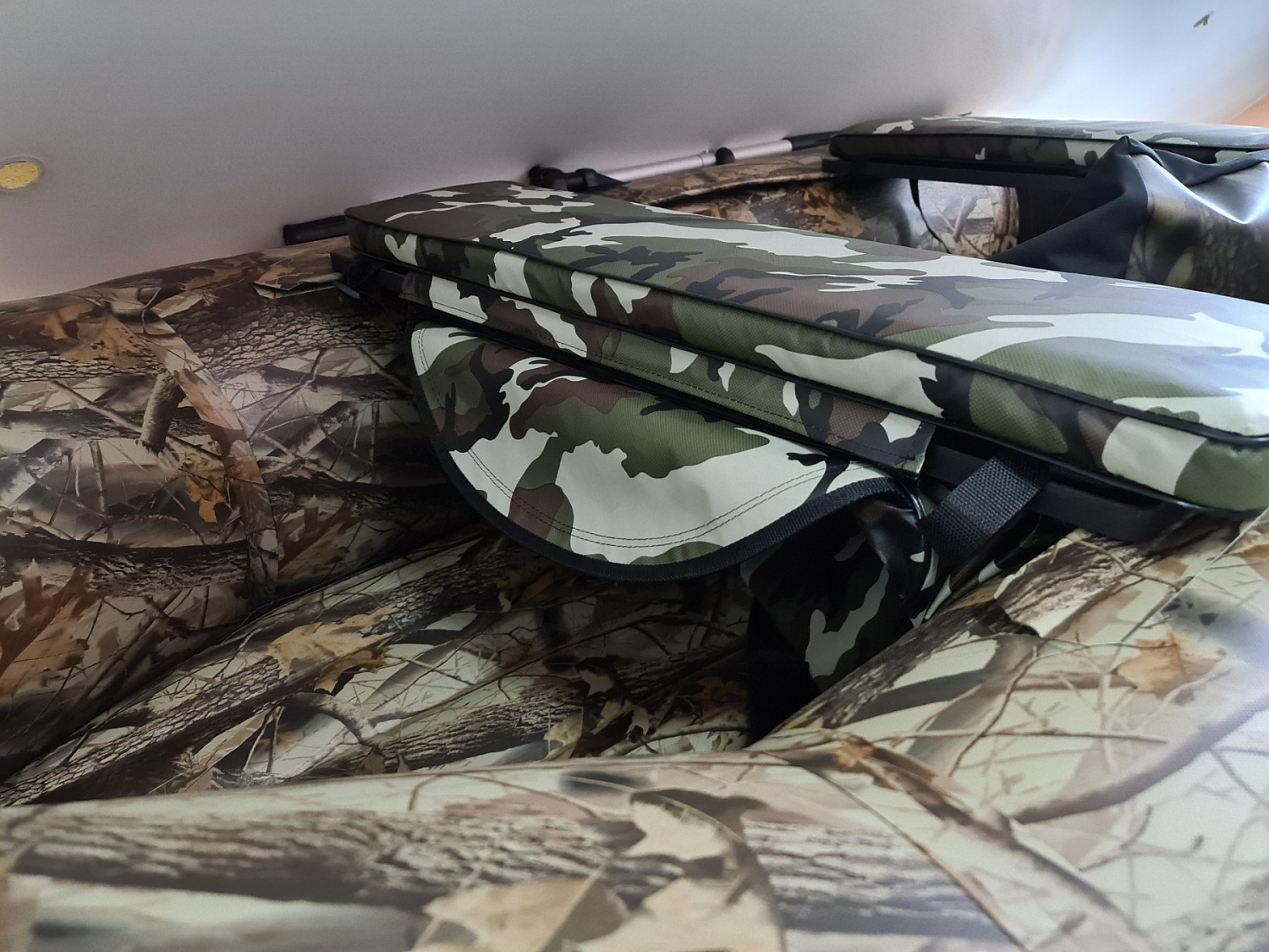 КОМПЛЕКТ МЯГКИХ НАКЛАДОК С СУМКОЙ ДЛЯ ЛОДОК 105Х20 КАМУФЛЯЖ в Евпатории